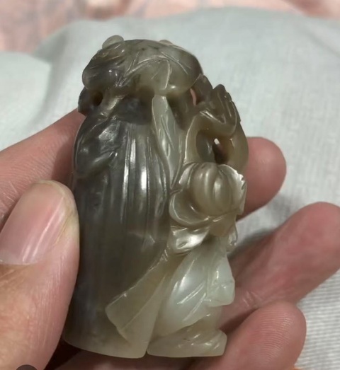 古玩玉器和田玉雕“執荷童子”真品鑒賞圖