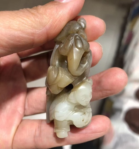 古玩玉器和田玉雕“執荷童子”真品鑒賞圖