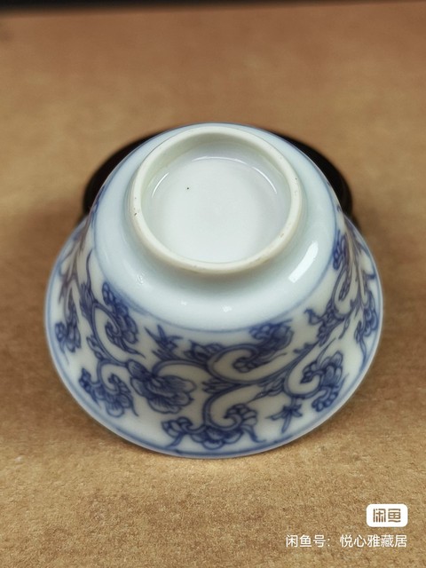 古玩陶瓷仕女花卉紋青花杯真品鑒賞圖