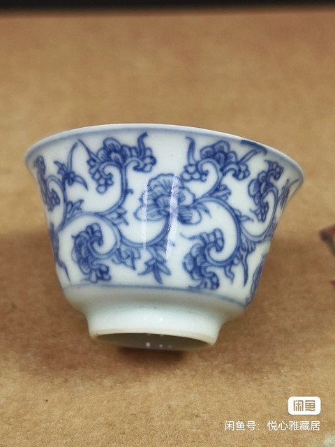 古玩陶瓷仕女花卉紋青花杯真品鑒賞圖