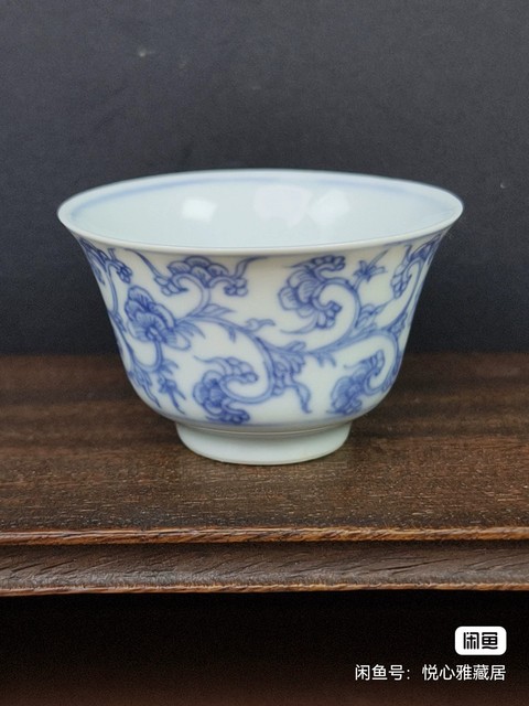 古玩陶瓷仕女花卉紋青花杯真品鑒賞圖
