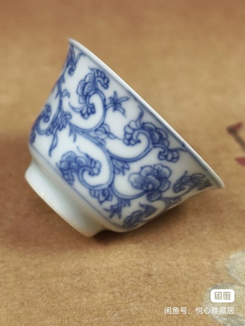 古玩陶瓷仕女花卉紋青花杯真品鑒賞圖