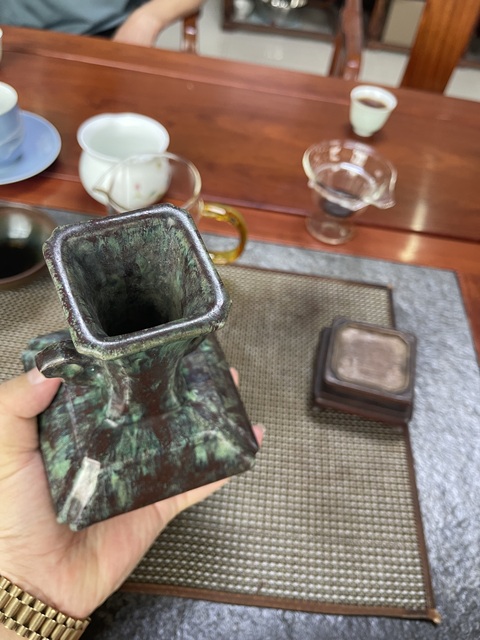古玩陶瓷木紋釉四方雙耳瓶真品鑒賞圖