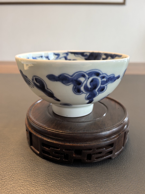 古玩陶瓷青花過墻龍紋茶碗真品鑒賞圖