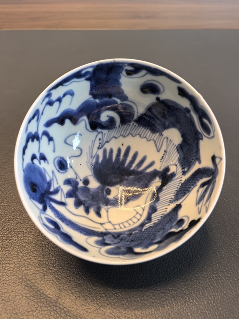 古玩陶瓷青花過墻龍紋茶碗真品鑒賞圖