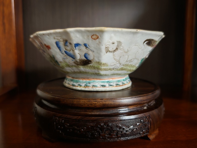 古玩陶瓷粉彩獅紋貢碗真品鑒賞圖