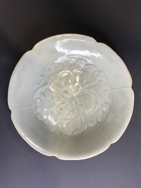 古玩陶瓷南宋湖田窯刻花葵口折腰盤拍賣，當前價格86000元
