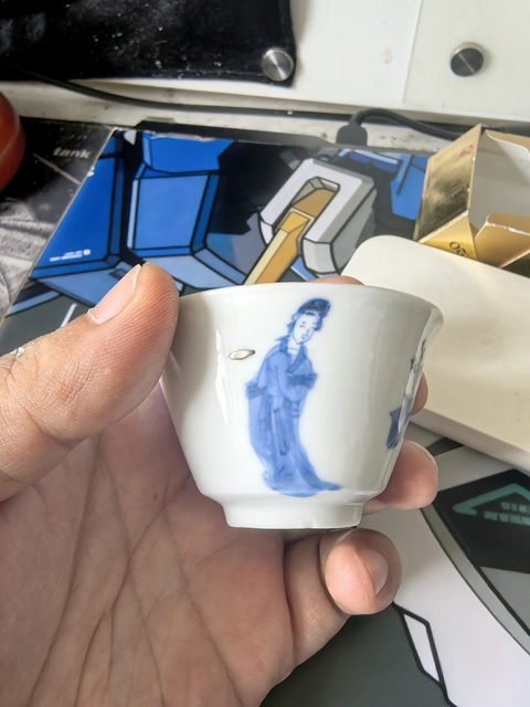 古玩陶瓷仕女紋青花杯真品鑒賞圖