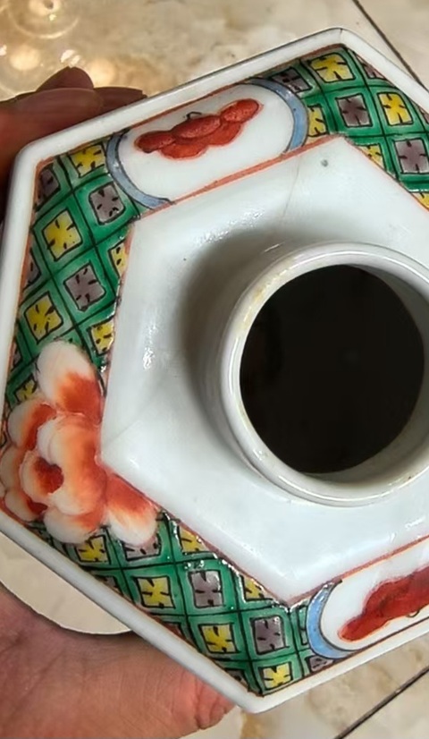 古玩陶瓷五彩雙龍戲珠紋六方茶葉罐真品鑒賞圖