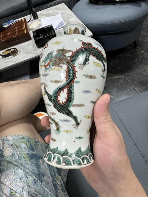 古玩陶瓷五彩龍紋梅瓶真品鑒賞圖
