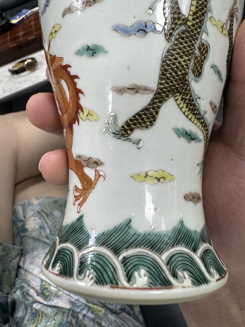 古玩陶瓷五彩龍紋梅瓶真品鑒賞圖