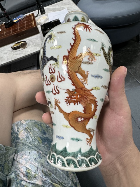 古玩陶瓷五彩龍紋梅瓶真品鑒賞圖