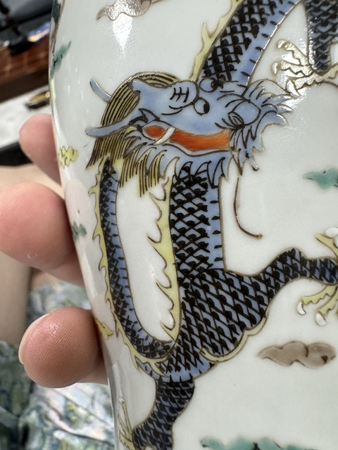 古玩陶瓷五彩龍紋梅瓶真品鑒賞圖