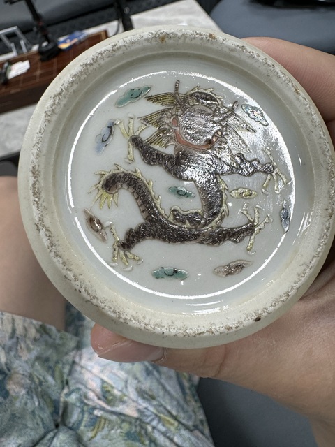 古玩陶瓷五彩龍紋梅瓶真品鑒賞圖