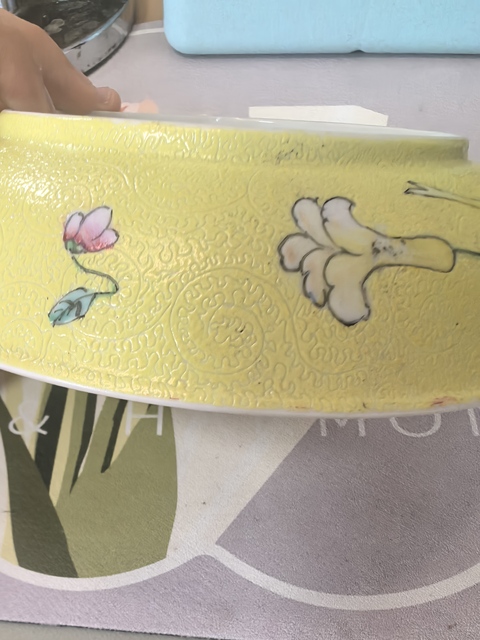 古玩陶瓷黃地軋道花卉紋盤真品鑒賞圖