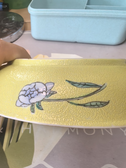 古玩陶瓷黃地軋道花卉紋盤真品鑒賞圖