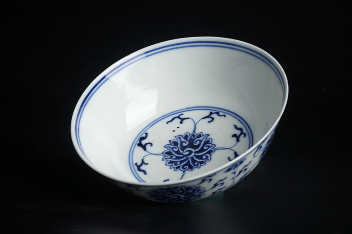 古玩陶瓷清晚期·“官窯內造”青花纏枝蓮紋碗真品鑒賞圖