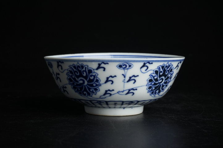 古玩陶瓷清晚期·“官窯內造”青花纏枝蓮紋碗真品鑒賞圖
