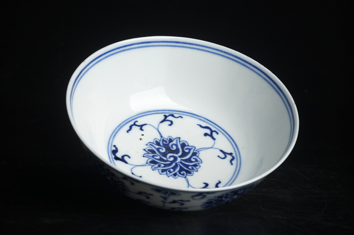 古玩陶瓷清晚期·“官窯內造”青花纏枝蓮紋碗真品鑒賞圖