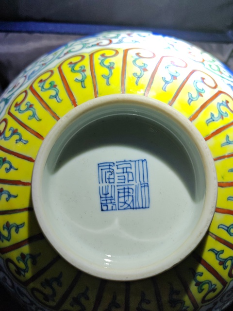 古玩陶瓷清嘉慶·斗彩纏枝蓮紋大碗拍賣,當前價格81600元