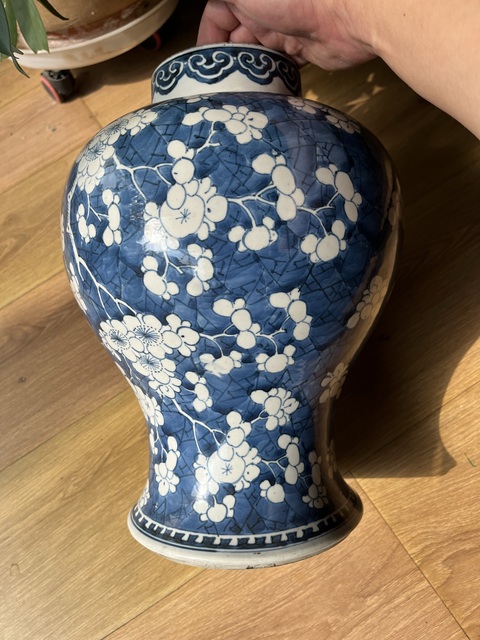 古玩陶瓷青花留白冰梅紋將軍罐真品鑒賞圖