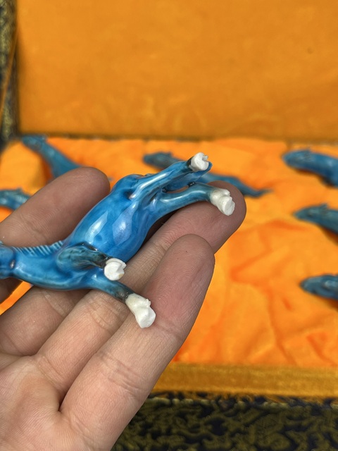 古玩陶瓷孔雀藍釉小馬八匹真品鑒賞圖