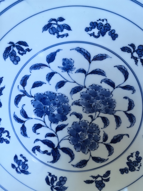 古玩陶瓷青花花卉紋盤真品鑒賞圖