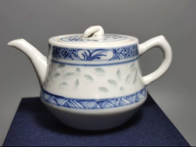 古玩陶瓷玲瓏瓷青花執壺真品鑒賞圖