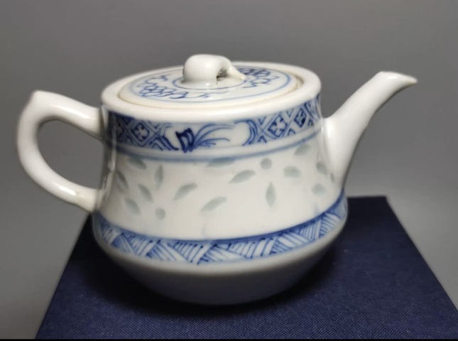 古玩陶瓷玲瓏瓷青花執壺真品鑒賞圖