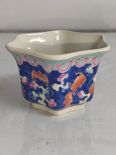 古玩陶瓷藍地粉彩云蝠紋花盆拍賣，當前價格300元