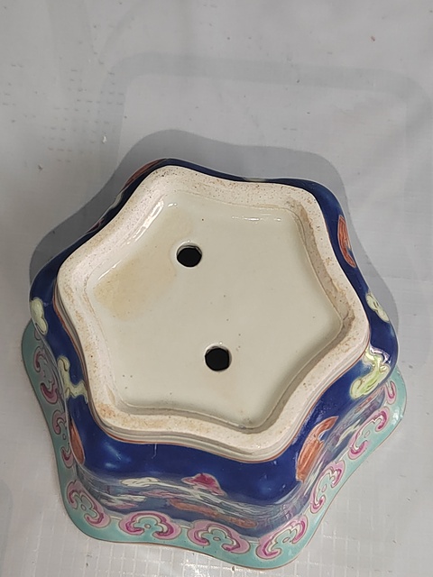 古玩陶瓷藍地粉彩云蝠紋花盆拍賣，當前價格300元