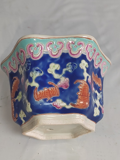 古玩陶瓷藍地粉彩云蝠紋花盆拍賣，當前價格300元