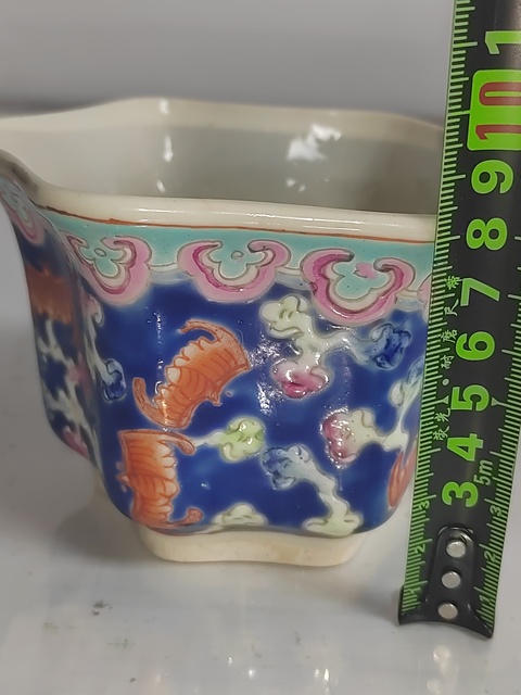 古玩陶瓷藍地粉彩云蝠紋花盆拍賣，當前價格300元