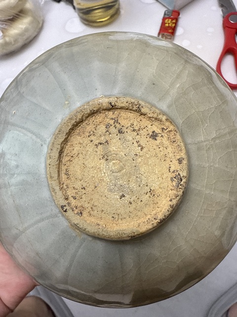 古玩陶瓷龍泉青瓷刻花碗真品鑒賞圖