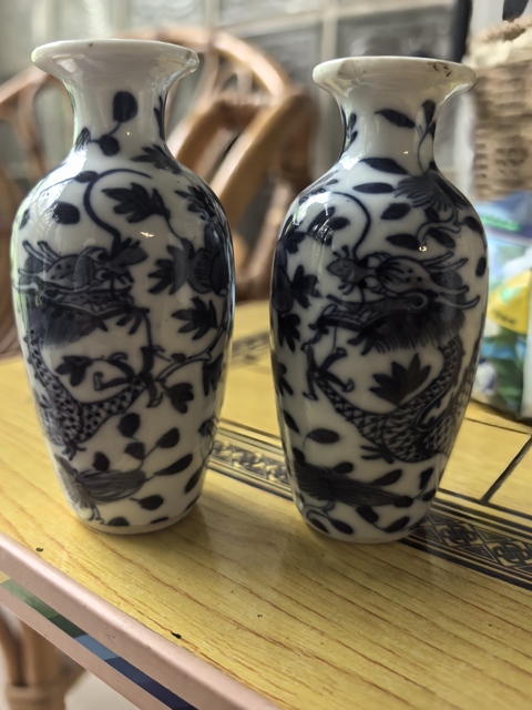 古玩陶瓷青花龍穿花卉收瓶一對真品鑒賞圖