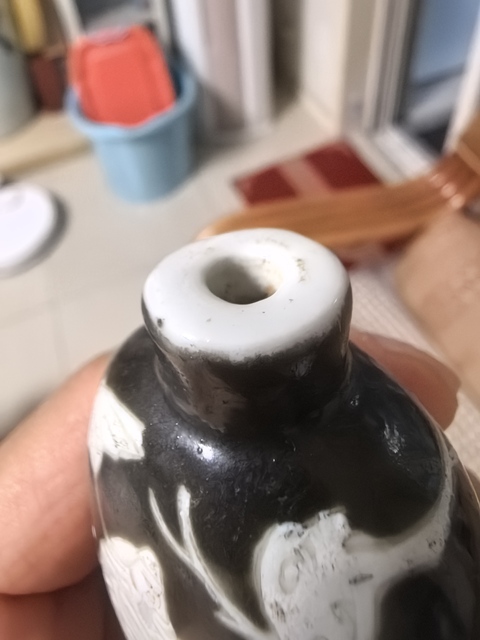 古玩陶瓷黑釉堆白人物紋鼻煙壺真品鑒賞圖