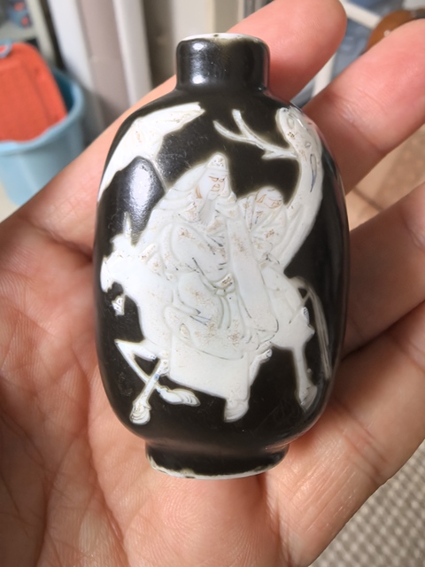 古玩陶瓷黑釉堆白人物紋鼻煙壺真品鑒賞圖