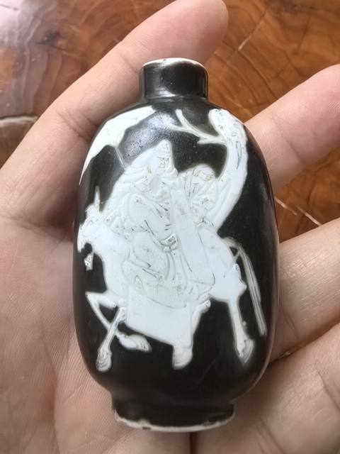 古玩陶瓷黑釉堆白人物紋鼻煙壺真品鑒賞圖