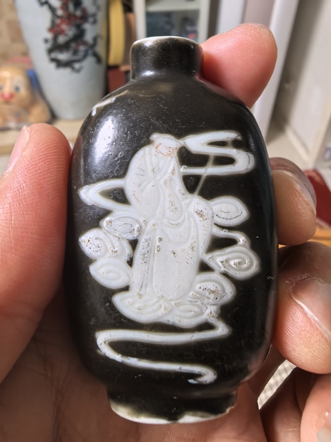 古玩陶瓷黑釉堆白人物紋鼻煙壺真品鑒賞圖