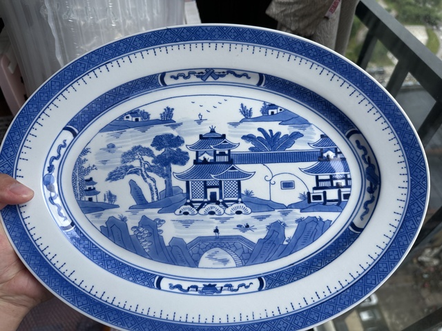 古玩陶瓷樓臺(tái)亭閣山水紋青花盤真品鑒賞圖