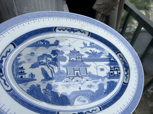古玩陶瓷樓臺(tái)亭閣山水紋青花盤真品鑒賞圖