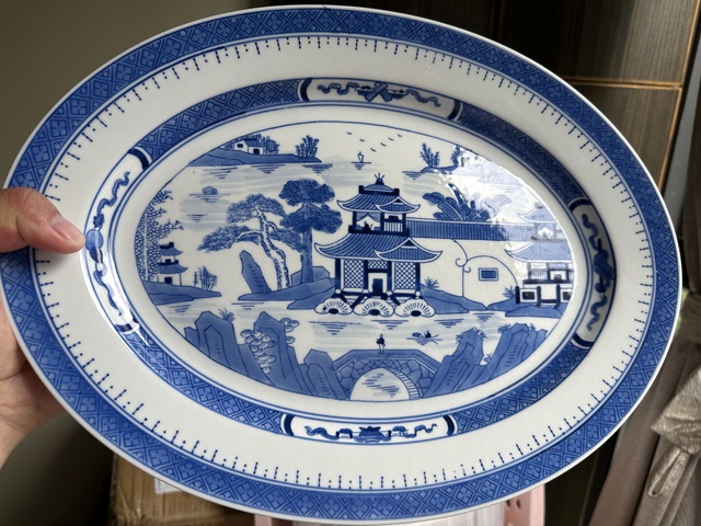 古玩陶瓷樓臺(tái)亭閣山水紋青花盤真品鑒賞圖