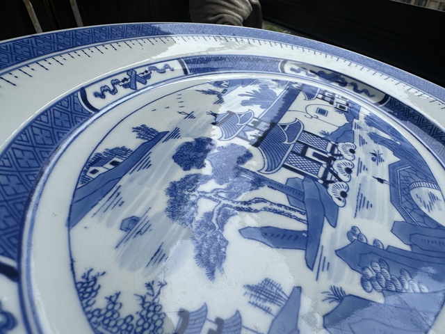 古玩陶瓷樓臺(tái)亭閣山水紋青花盤真品鑒賞圖