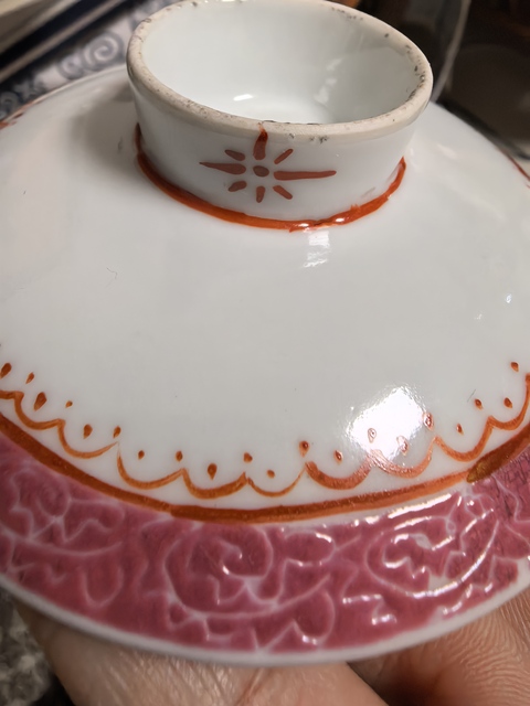 古玩陶瓷胭脂紅軋道瓔珞紋蓋碗真品鑒賞圖