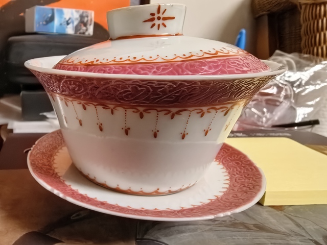 古玩陶瓷胭脂紅軋道瓔珞紋蓋碗真品鑒賞圖