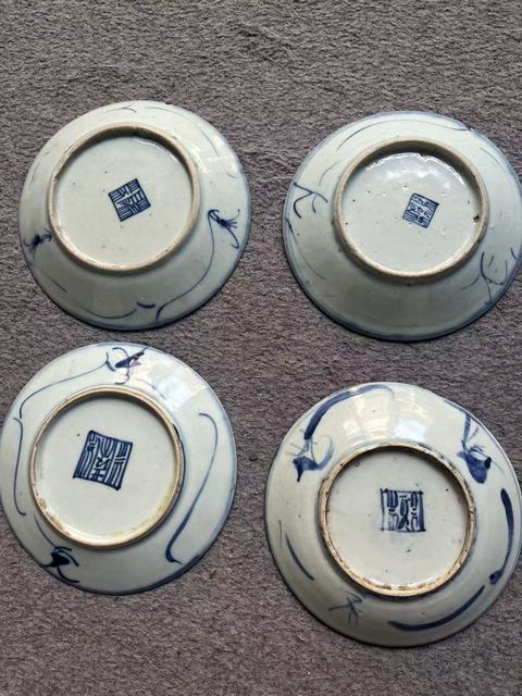 古玩陶瓷花卉紋青花盤真品鑒賞圖