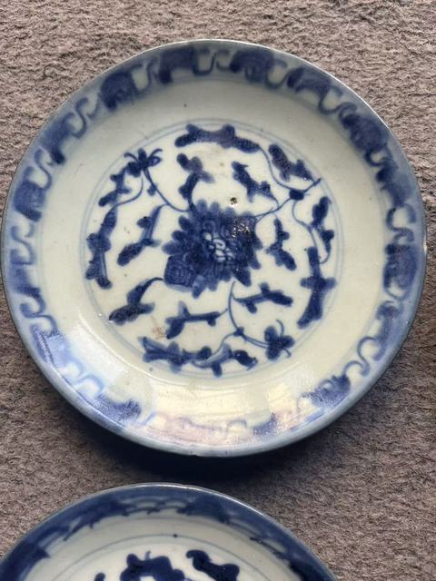 古玩陶瓷花卉紋青花盤真品鑒賞圖