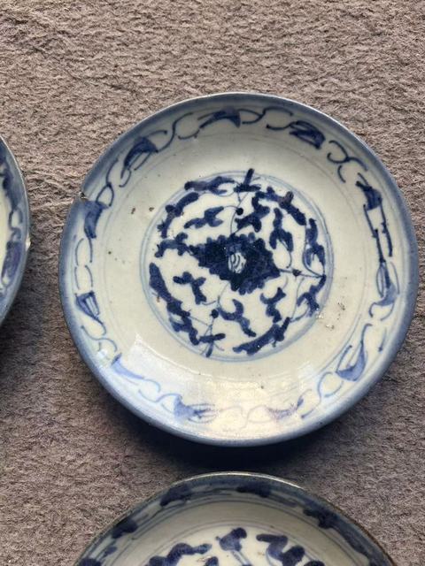 古玩陶瓷花卉紋青花盤真品鑒賞圖