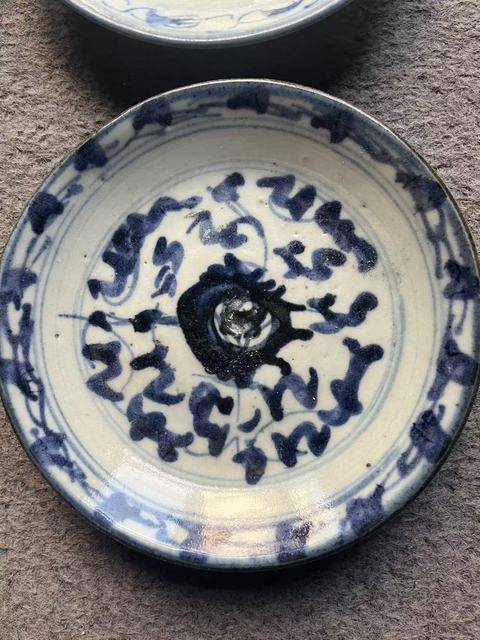 古玩陶瓷花卉紋青花盤真品鑒賞圖