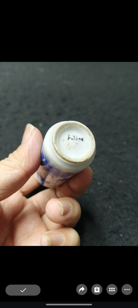 古玩陶瓷攜琴訪(fǎng)友青花鼻煙壺真品鑒賞圖